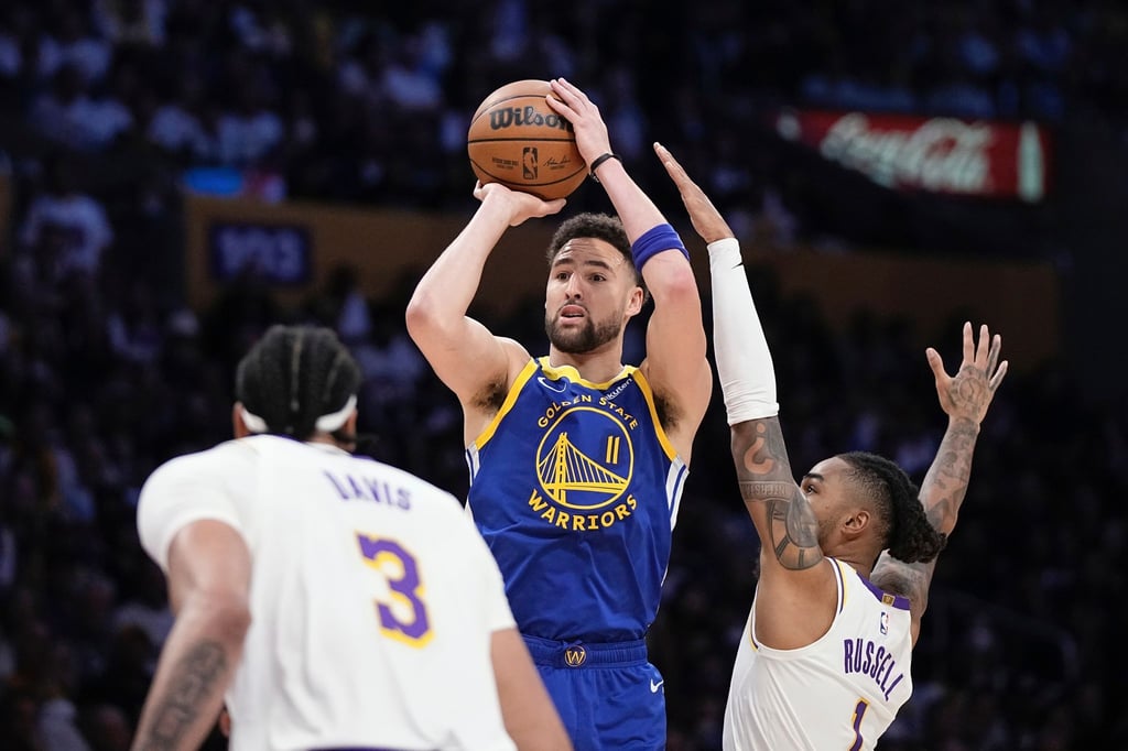 Guard Klay Thompson (M) wirft im Duell gegen sein zukünftiges Franchise auf den Korb.