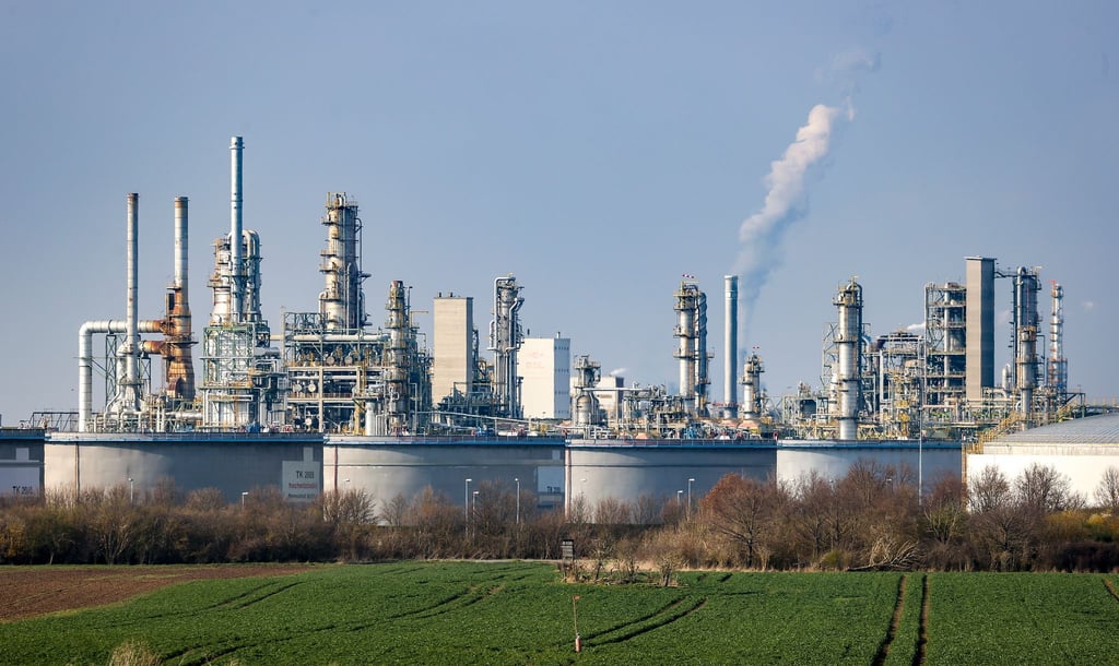 Mit industrieller Abwärme der Raffinerie Leuna sollen künftig Wohnungen in Leipzig geheizt werden.
