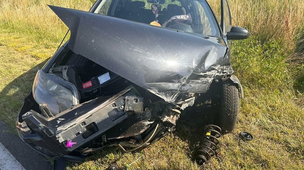 Bei einem schweren Unfall nahe Tangermünde und Stendal sind vier Menschen zum Teil schwer verletzt worden.