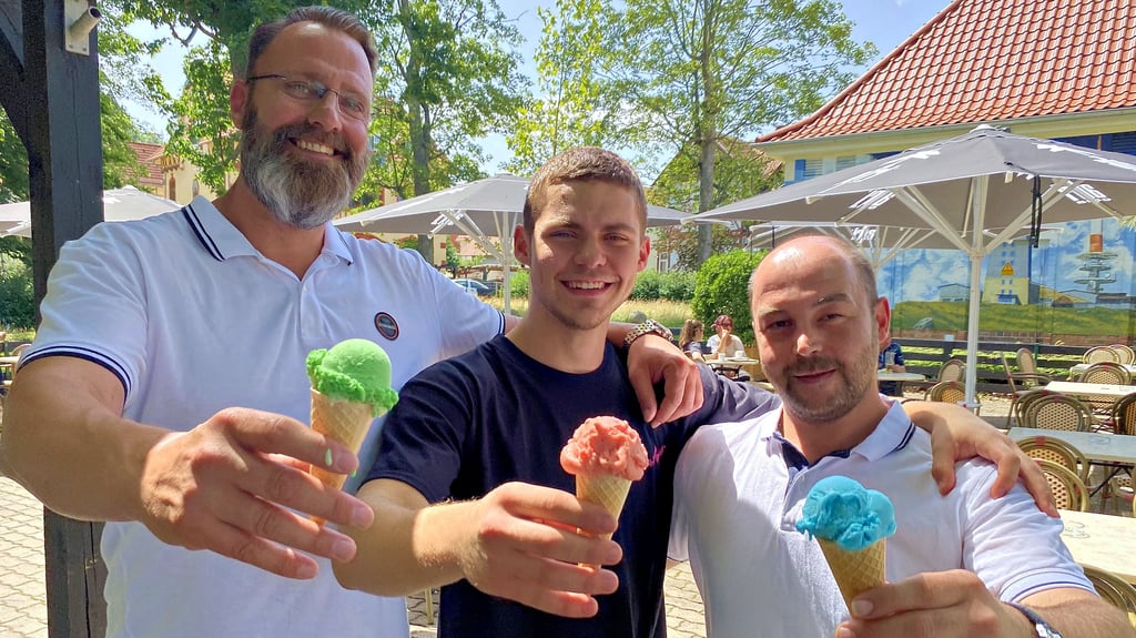 Sorgen für leckere Abkühlungen im wiedereröffneten Café Lindengarten in Wernigerode: Volkmar Klaus, Maxim Bogomolov und Miltiadis Khadzhynov (von links).