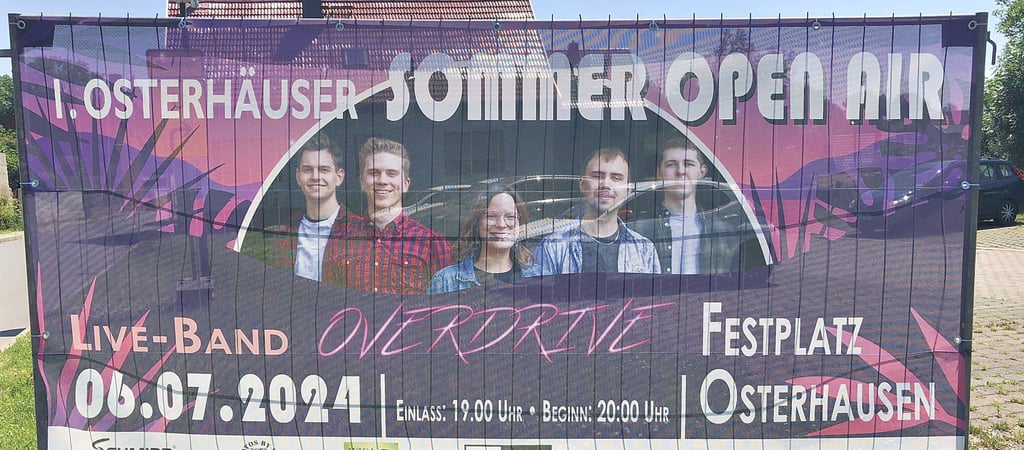 Vor dem Festplatz an der Bornstedter Straße weist ein Plakat auf das „1. Osterhäuser Sommer Open Air“ hin.