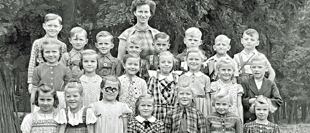 Einschulung in Bertingen 1954 - mit Lehrerin Gerlinde Schwenecke.