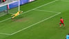 Sloweniens Torhüter Jan Oblak (l.) pariert einen Elfmeterschuss von Cristiano Ronaldo.