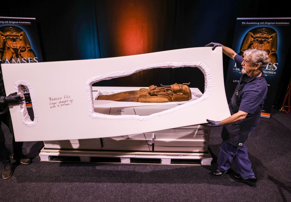 Unter hohen Sicherheitsvorkehrungen ist der Sarg des ägyptischen Pharaos Ramses II. enthüllt worden.