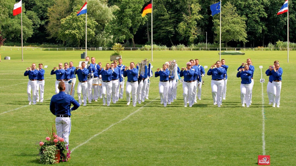 Der Hettstedter Spielmannszug „Blau-Weiß" 1919 beim Auftritt zur Weltmeisterschaft der Marching Show Bands in Rastede.