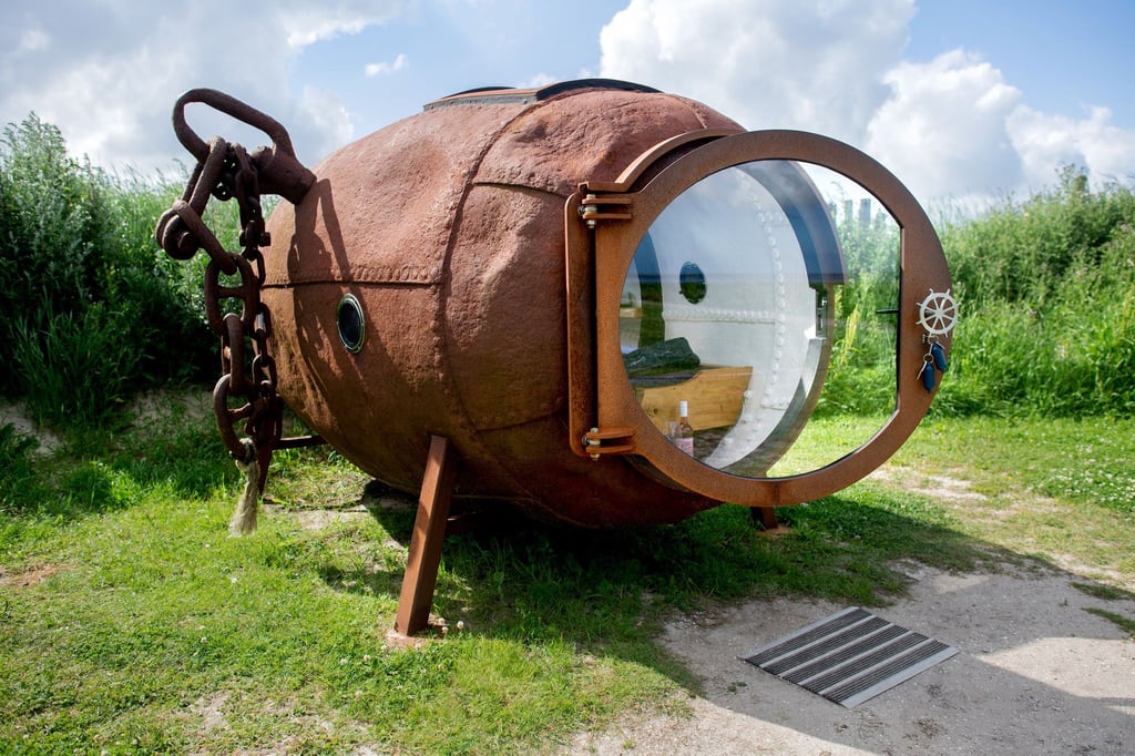 In dieser früheren Ankerboje kann in den Dünen von Harlesiel an der Nordseeküste übernachtet werden.