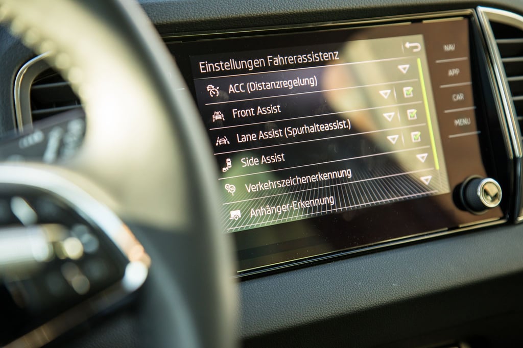 Moderne Fahrzeugsysteme erhöhen die Sicherheit im Straßenverkehr.