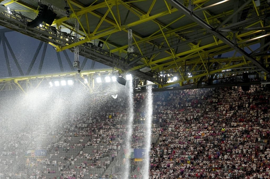 In dem Dach des Borussia-Parks hatte sich ein Mann aufgehalten, um Fotos zu machen.
