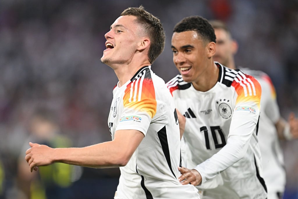 In der Liga Konkurrenten, im DFB-Trikot die Zukunft: Florian Wirtz (l.) und Jamal Musiala.