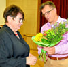 Hecklingens Bürgermeister Hendrik Mahrholdt gratuliert der im Amt bestätigten Stadtratsvorsitzenden Ethel-Maria Muschalle-Höllbach zu ihrer Wahl mit einem Blumenstrauß. 