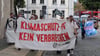 Klimaaktivisten protestieren vor der Gerichtsverhandlung in Cottbus.