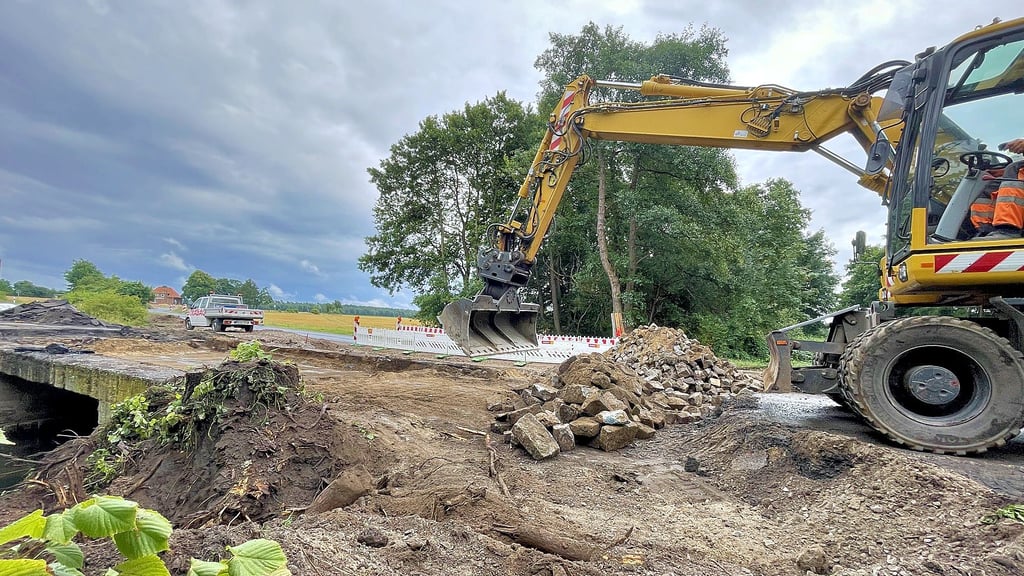 Die Straße über die Zabakucker Brücke wird aufgebrochen.