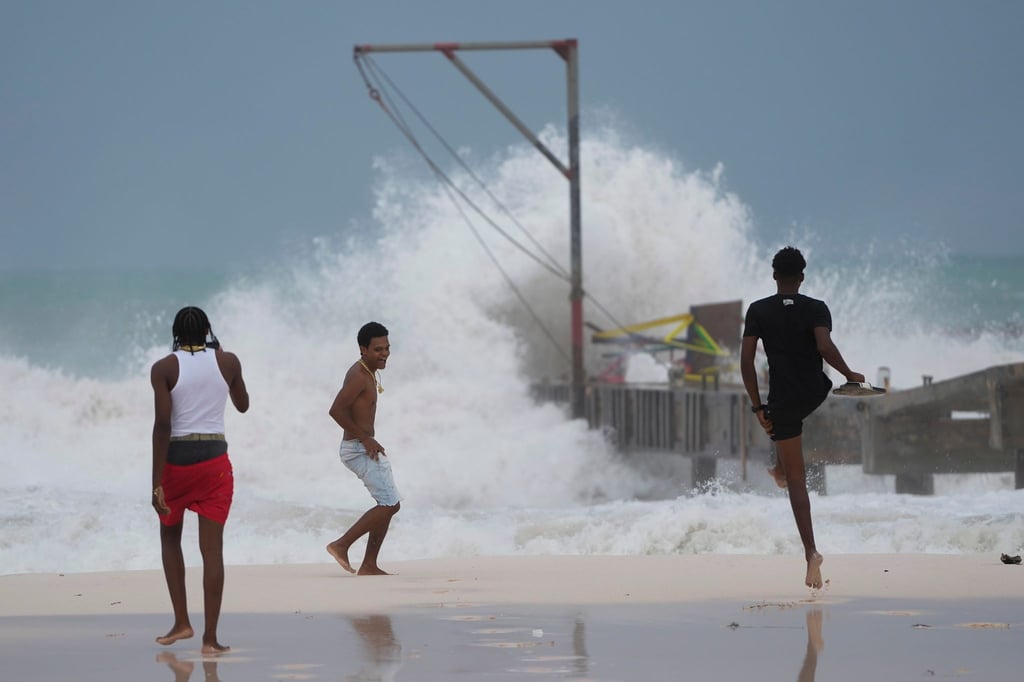 Jugendliche am Strand, während der Hurrikan „Beryl“ durch ihre Stadt zieht.