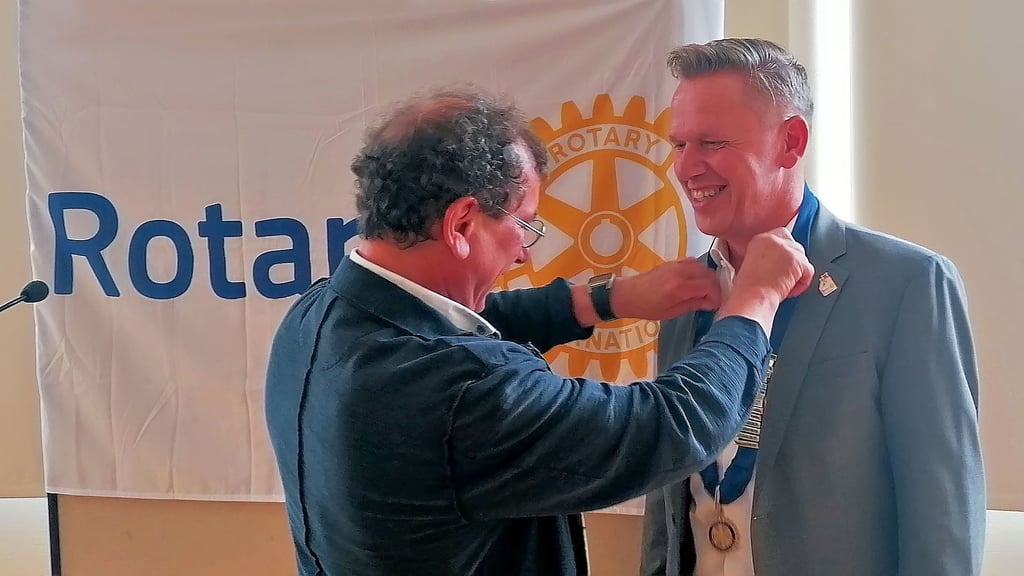 Marcel Osterburg (re.) bekommt als neuer Präsident vom alten Präsidenten, Christoph Remitschka, die Amtskette umgehängt.