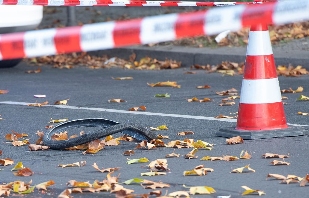 Radfahrer nach Zusammenstoß mit Auto schwer verletzt. (Symbolbild)