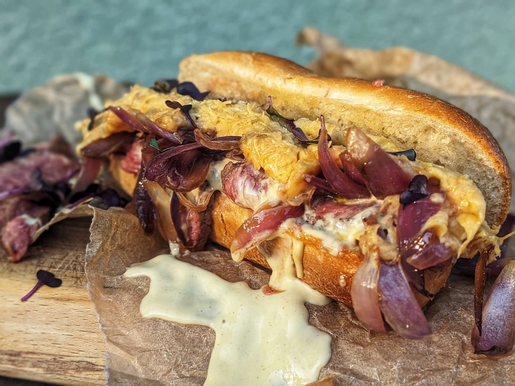 Das gebratene Entrecote wurde in feine Scheibchen geschnitten und bildet die Grundlage des Cheesesteaks.