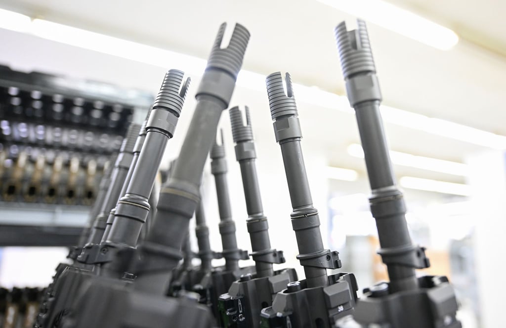In einer Produktionshalle des Waffenherstellers Heckler & Koch in Oberndorf stehen fertige Sturmgewehre vom Typ HK416 aufgereiht.