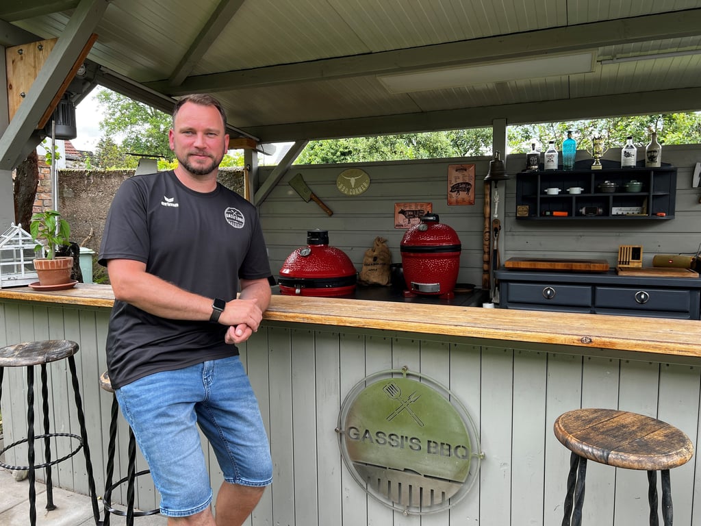 Thomas Gaßmann bezeichnet sich selbst als BBQ-Nerd und hat mittlerweile einige Grills in seinem Garten stehen.