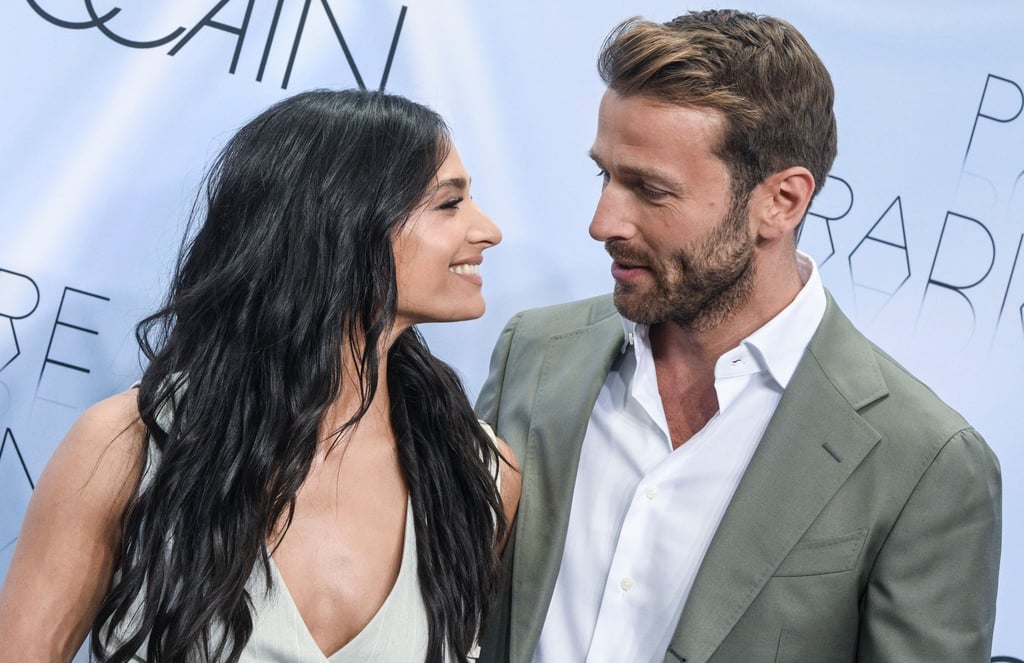 Amira Pocher und Christian Düren lächeln sich bei ihrem ersten gemeinsamen Auftritt an.