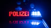 Unbekannte haben einen 83-Jährigen in seiner Wohnung bei Hannover überfallen und versucht, ihn auszurauben. Die Täter entkamen unerkannt.