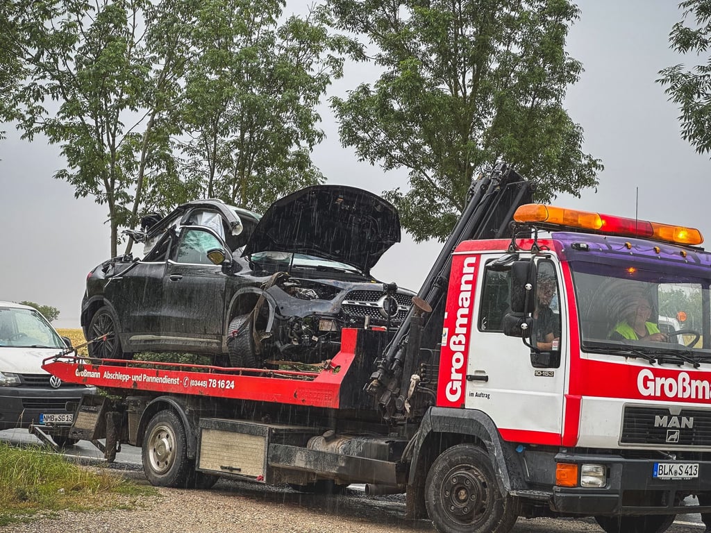 Bei einem schweren Verkehrsunfall starben drei junge Menschen.