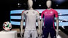 Die offiziellen Trikots der deutschen Fußball-Nationalmannschaft sind weiß und pink.