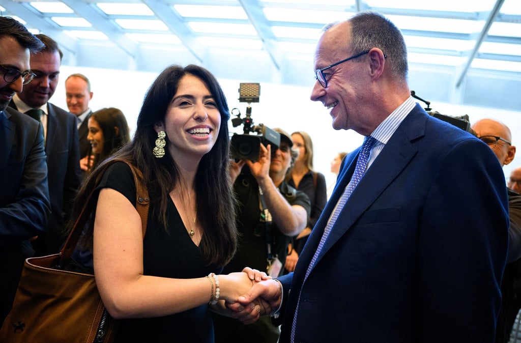 Unionsfraktionschef Friedrich Merz begrüßt die Mannheimer Bundestagsabgeordnete Melis Sekmen, die am Vortag bei den Grünen ausgetreten war.