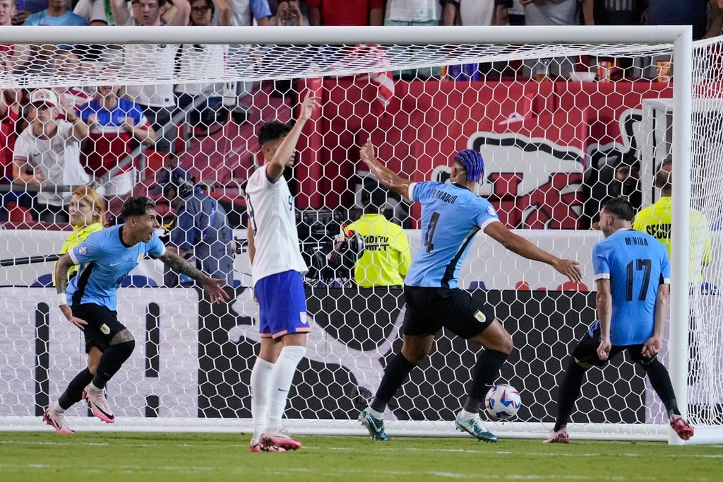 Uruguays Mathias Olivera (l) entscheidet mit seinem Tor das Aus der US-Mannschaft.