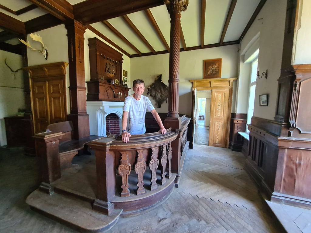 Heiko Mahrenholz in der Empfangshalle vom Schloss Parchen: Das Schloss Parchen im Jerichower Land ist oft Schauplatz gespielter Gutsherrenführungen