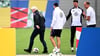 Auch DFB-Sportdirektor Rudi Völler (l) war beim Training der deutschen Nationalmannschaft anwesend.