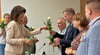 Möckerns Stadtbürgermeisterin Doreen Krüger begrüßte die Mitglieder des neuen Stadtrates in der ersten Sitzung mit Blumen.