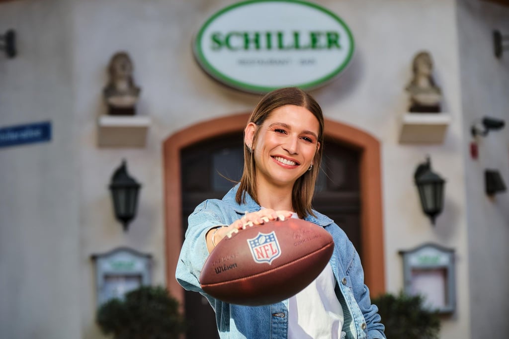 RTL-Sportreporterin Jana Wosnitza feiert ihr Schauspieldebüt in der Schillerallee.