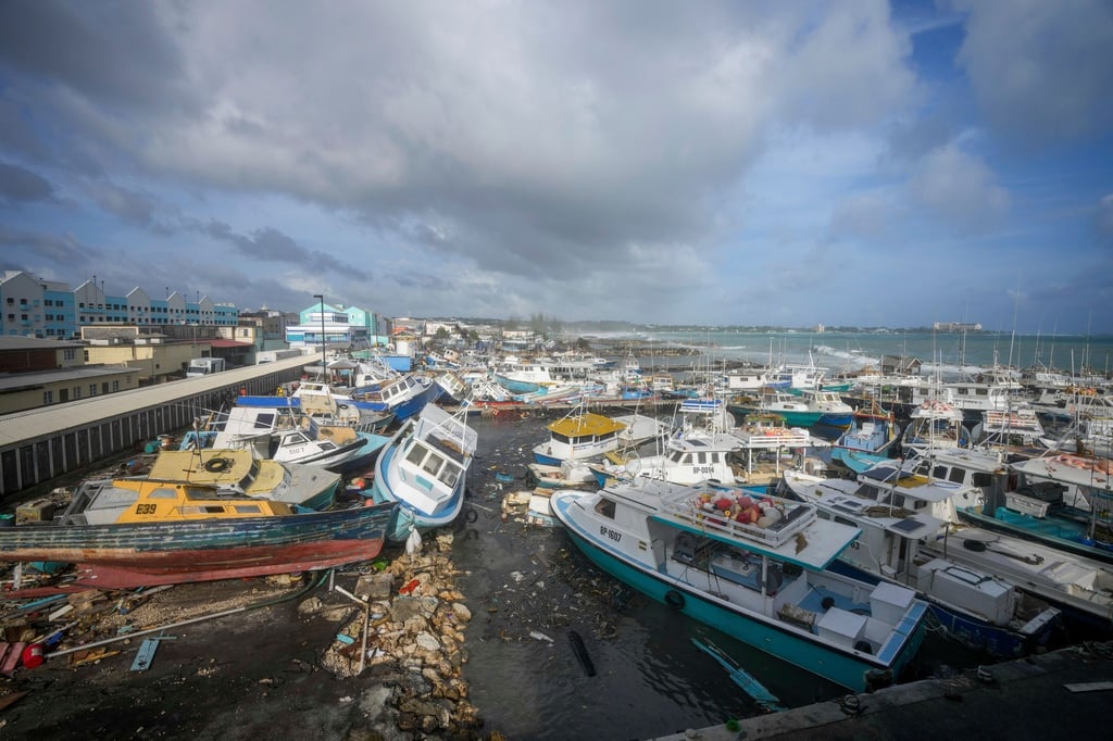 Beschädigte Fischerboote liegen vor Bridgetown.