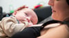 Plagiozephalie kann in den ersten vier bis zwölf Wochen auftreten, wenn Säuglinge eine bestimmte Schlafposition bevorzugen.