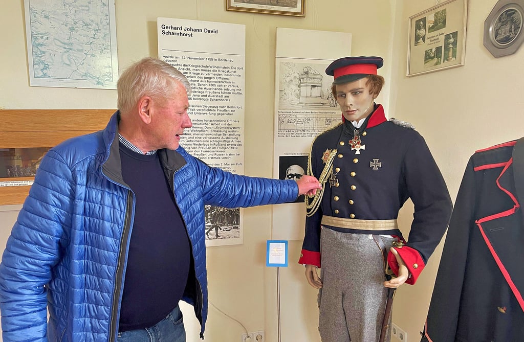 Heinrich Hexel zeigt die Puppe, die Gerhard Johann David Scharnhorst in seiner Uniform darstellt.