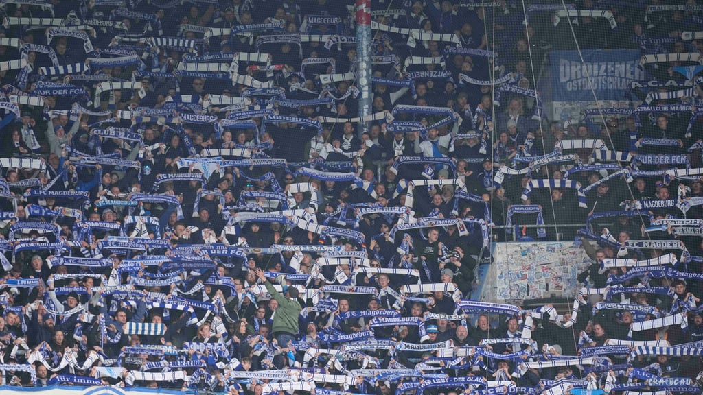 Der Fanblock des 1. FC Magdeburg war beim Auswärtsspiel bei Hansa Rostock gut gefüllt. Während des Spiels kam es allerdings zu zwei Böllerwürfen.