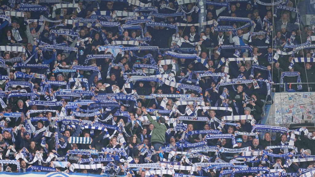 Der Fanblock des 1. FC Magdeburg war beim Auswärtsspiel bei Hansa Rostock gut gefüllt. Während des Spiels kam es allerdings zu zwei Böllerwürfen.