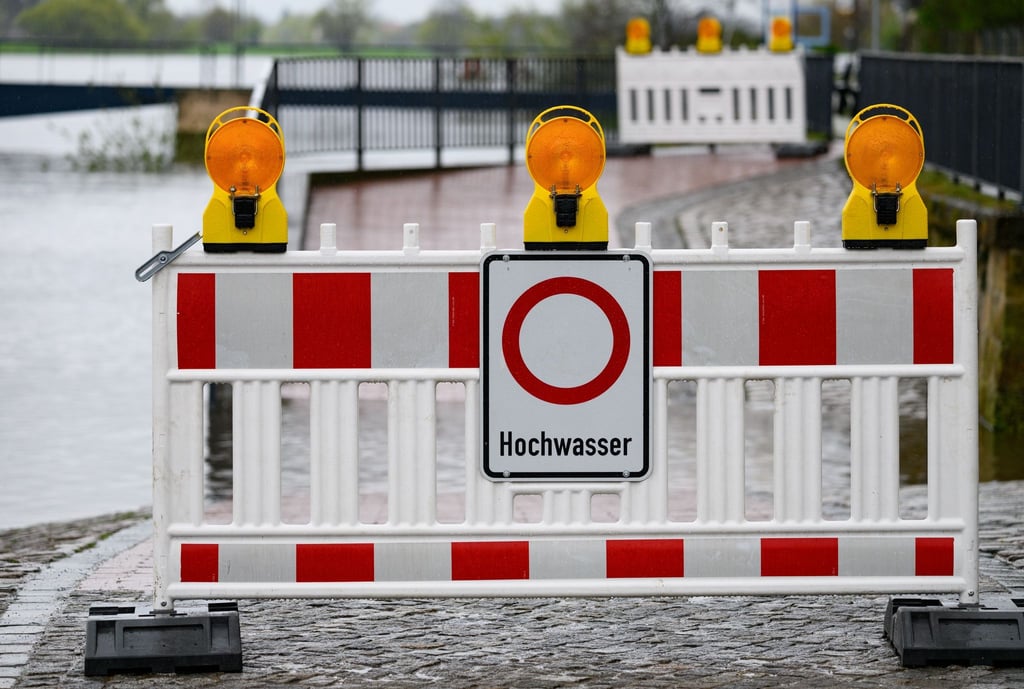 Eine Sperre verhindert den Zugang zum überfluteten Elbufer in Dresden.