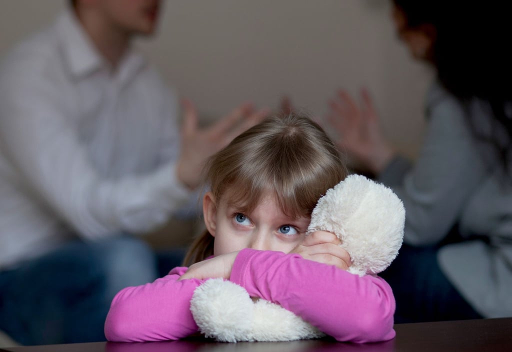 Ein Streit vor Kindern passiert schon mal. Aber Eltern sollten dennoch respektvoll agieren und zeigen, dass man sich trotzdem lieb hat.