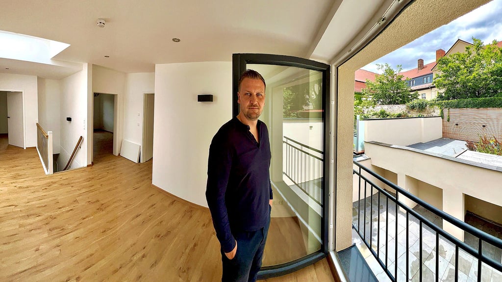Thomas Duscha blickt vom Obergeschoss des preisgekrönten Hauses Saalweg 24 auf den Hof des Grundstücks.