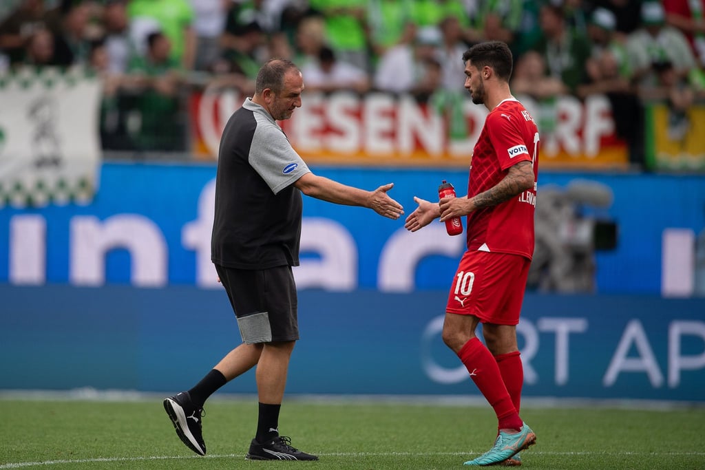 Trainer Frank Schmidt (l.) hat um Verständnis für den Wechsel von Tim Kleindienst geworben.