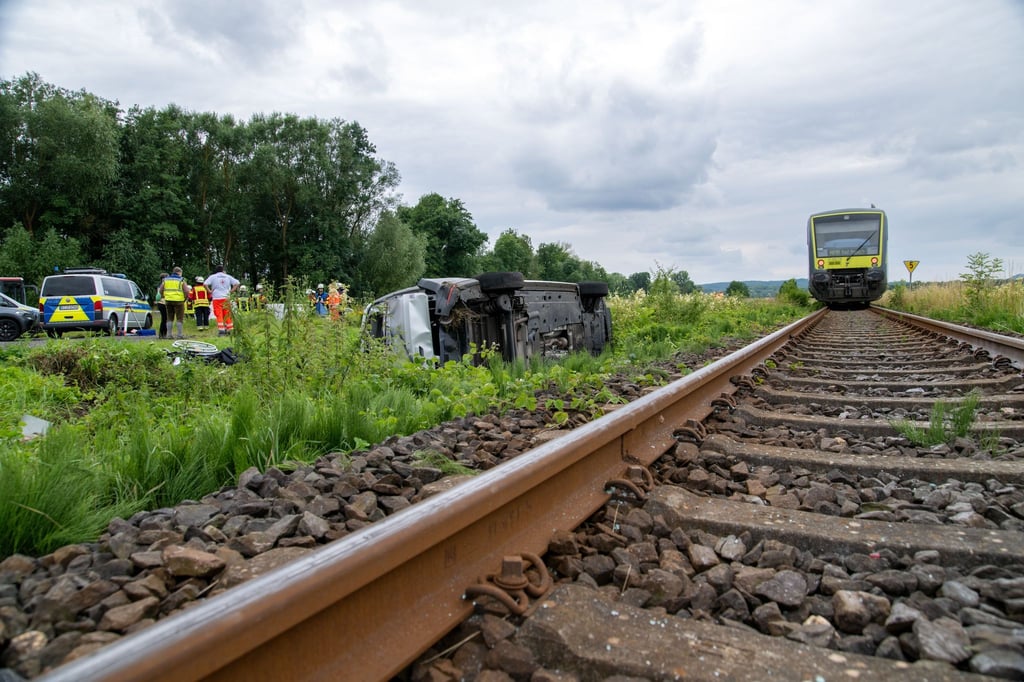 Bei einem Zusammenstoß zwischen einem Zug und einem Auto ist an einem Bahnübergang im bayerischen Landkreis Coburg eine Frau ums Leben gekommen.