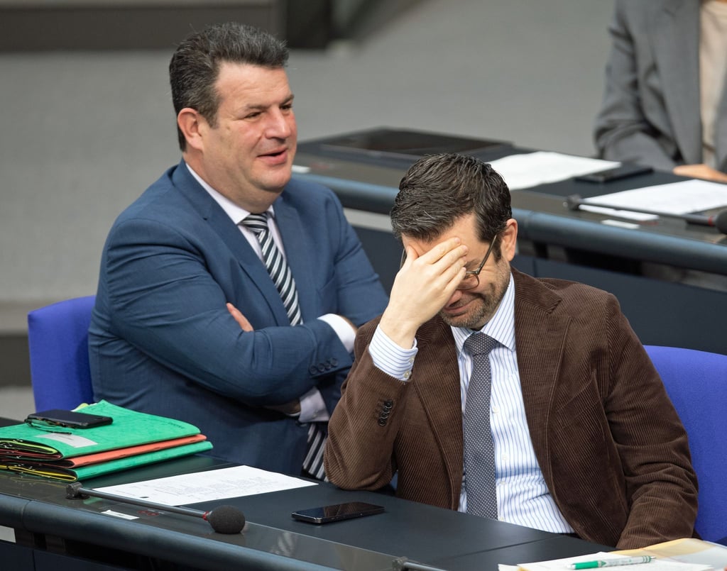 Justizminister Buschmann und Arbeitsminister Heil reagieren in einer Plenardebatte auf einen Zwischenruf (Archivbild).