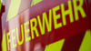 Die Feuerwehr rettete eine lebensgefährlich verletzte Person aus einem brennenden Haus in Berlin-Mariendorf.