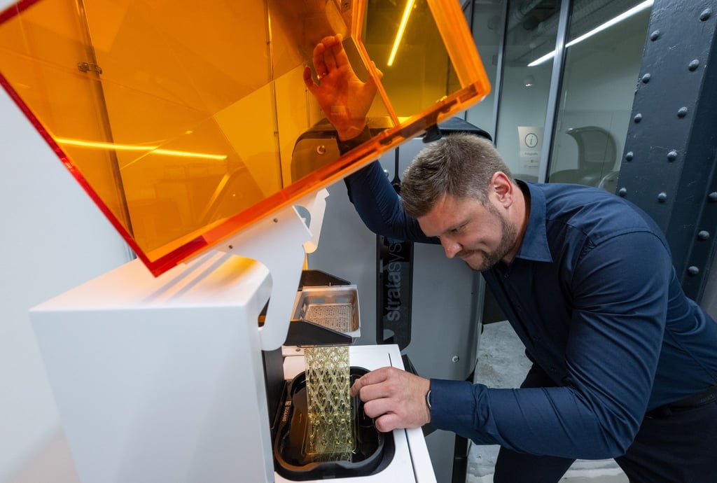 In einer „gläsernen Fabrik“ werden die Möglichkeiten des 3D-Drucks gezeigt.