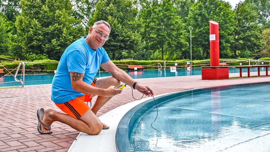 Kurz vor Öffnung des Sommerbades in Zeitz misst Frank Konrad täglich die Wassertemperatur. Im Sportbecken beträgt sie derzeit 23 Grad.