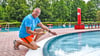 Kurz vor Öffnung des Sommerbades in Zeitz misst Frank Konrad täglich die Wassertemperatur. Im Sportbecken beträgt sie derzeit 23 Grad.