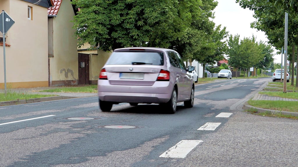 In der kommenden Woche soll die Ortsdurchfahrt von Meitzendorf, die L44, saniert werden. Auch die rot markierten Schächte werden erneuert.