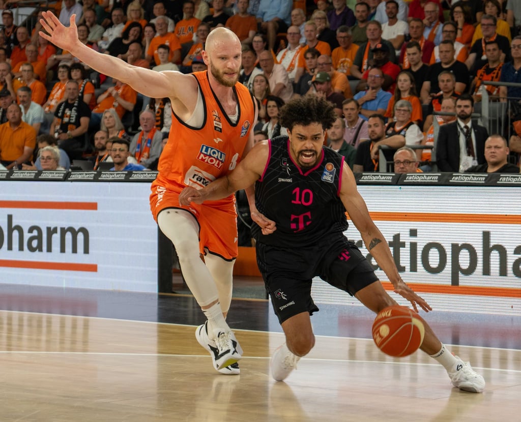 Robin Christen (l) wechselt in die 2. Basketball-Bundesliga.
