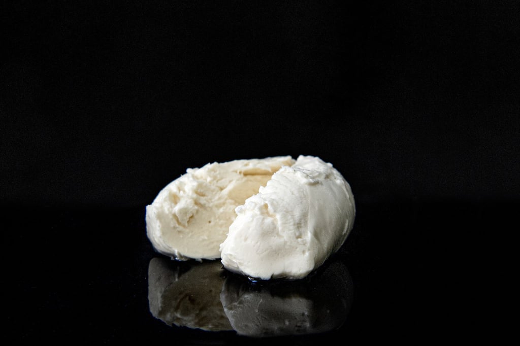 Mozzarella ist besonders bekannt für seinen milden Geschmack und seine weiche elastische Textur.